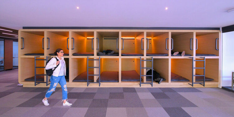 Biblioteca del ITESO en Guadalajara ofrece un espacio apropiado para dormir una siesta entre clases